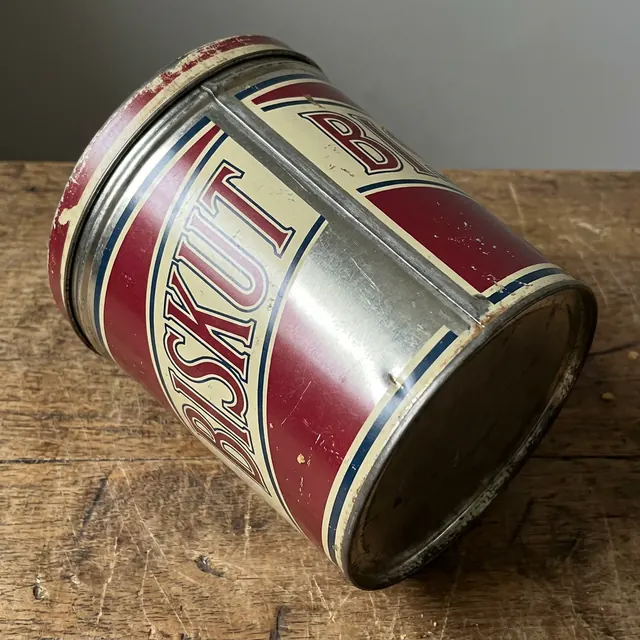 [object Object] — Metal packaging with the print curving round it.